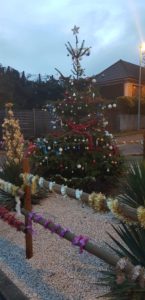 A Forbach, les habitants et le personnel de Moselis ont installé un sapin de Noël à l’entrée du quartier des Douanes