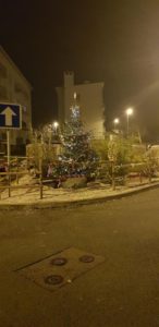 A Forbach, les habitants et le personnel de Moselis ont installé un sapin de Noël à l’entrée du quartier des Douanes