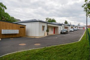14 pavillons seniors inaugurés à Sainte-Marie-aux-Chênes par Moselis, avec ossature bois et panneaux photovoltaïques